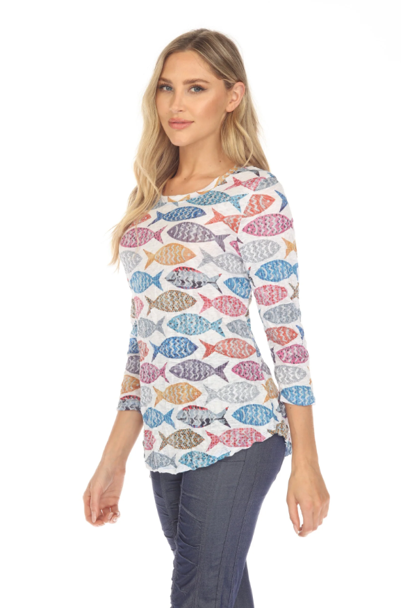 Round-neck top with 3/4 sleeves, contrast stitching, and a curved hem for a flattering fit. Made from lightweight burnout crinkle fabric, perfect for travel. In Pattern Fish.