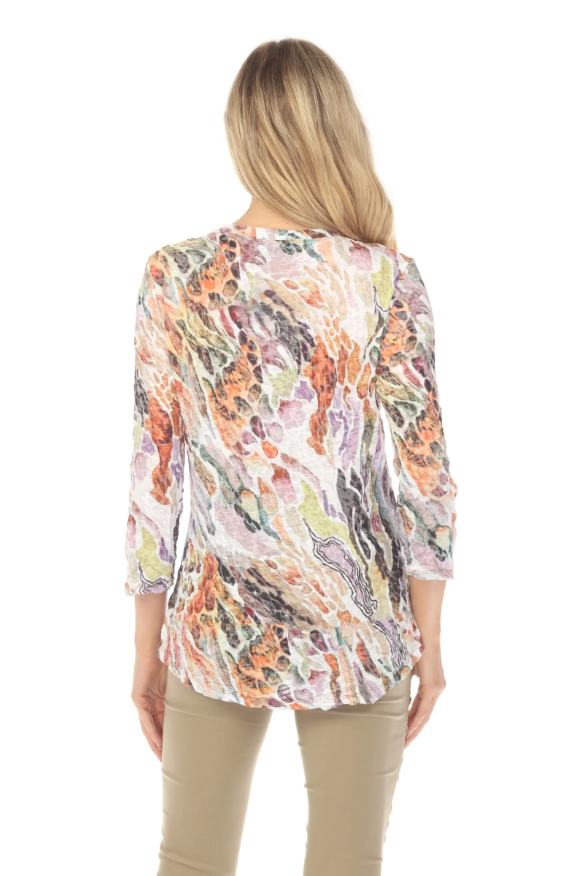 Round-Neck Top – Classic round-neck top with 3/4 sleeves, contrast stitching, and a flattering curved hem. Lightweight burnout crinkle fabric, perfect for travel. In the pattern Wild Mosaic.
