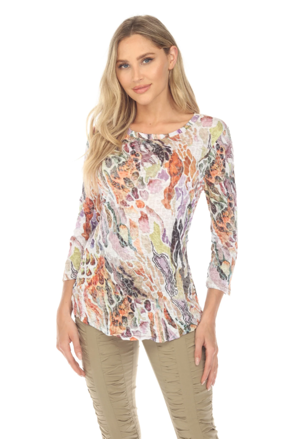 Round-Neck Top – Classic round-neck top with 3/4 sleeves, contrast stitching, and a flattering curved hem. Lightweight burnout crinkle fabric, perfect for travel. In the pattern Wild Mosaic.