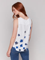 Sleeveless rayon-linen top with curved hem in floral design
