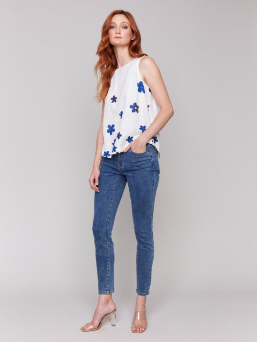 Sleeveless rayon-linen top with curved hem in floral design