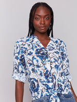 Cropped cotton blouse with knotted hem and feminine fit