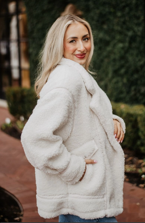 Cozy oversized fall jacket in plush sherpa texture