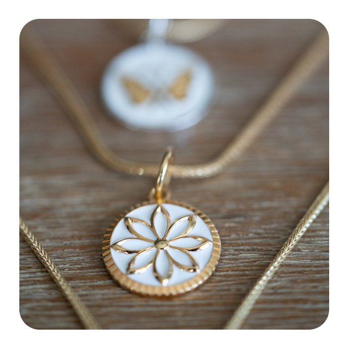 LOLA® Daisy Gold Pendant