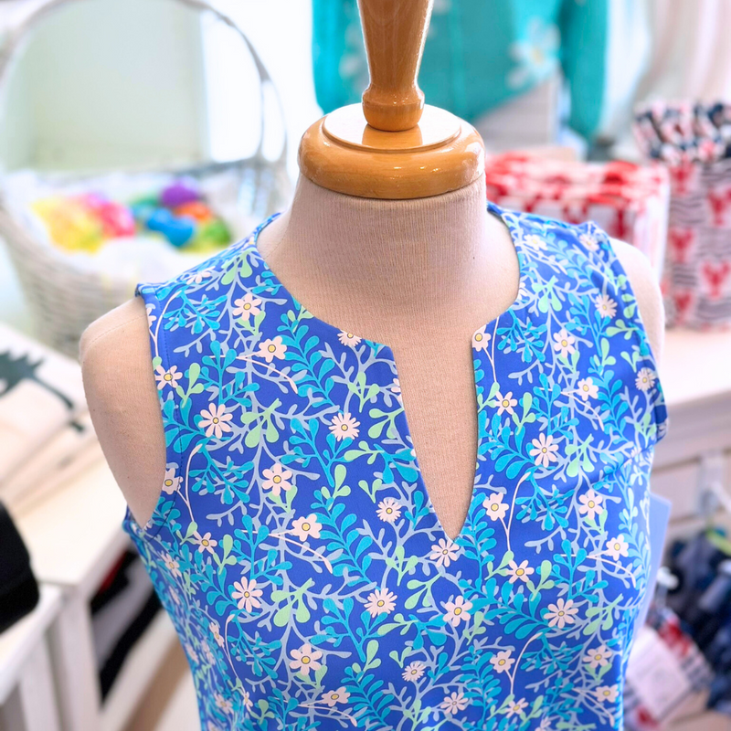 Close-up of Lulu-B dress notch neckline and tropical pattern – perfect for coastal vacations in the pattern SHBY