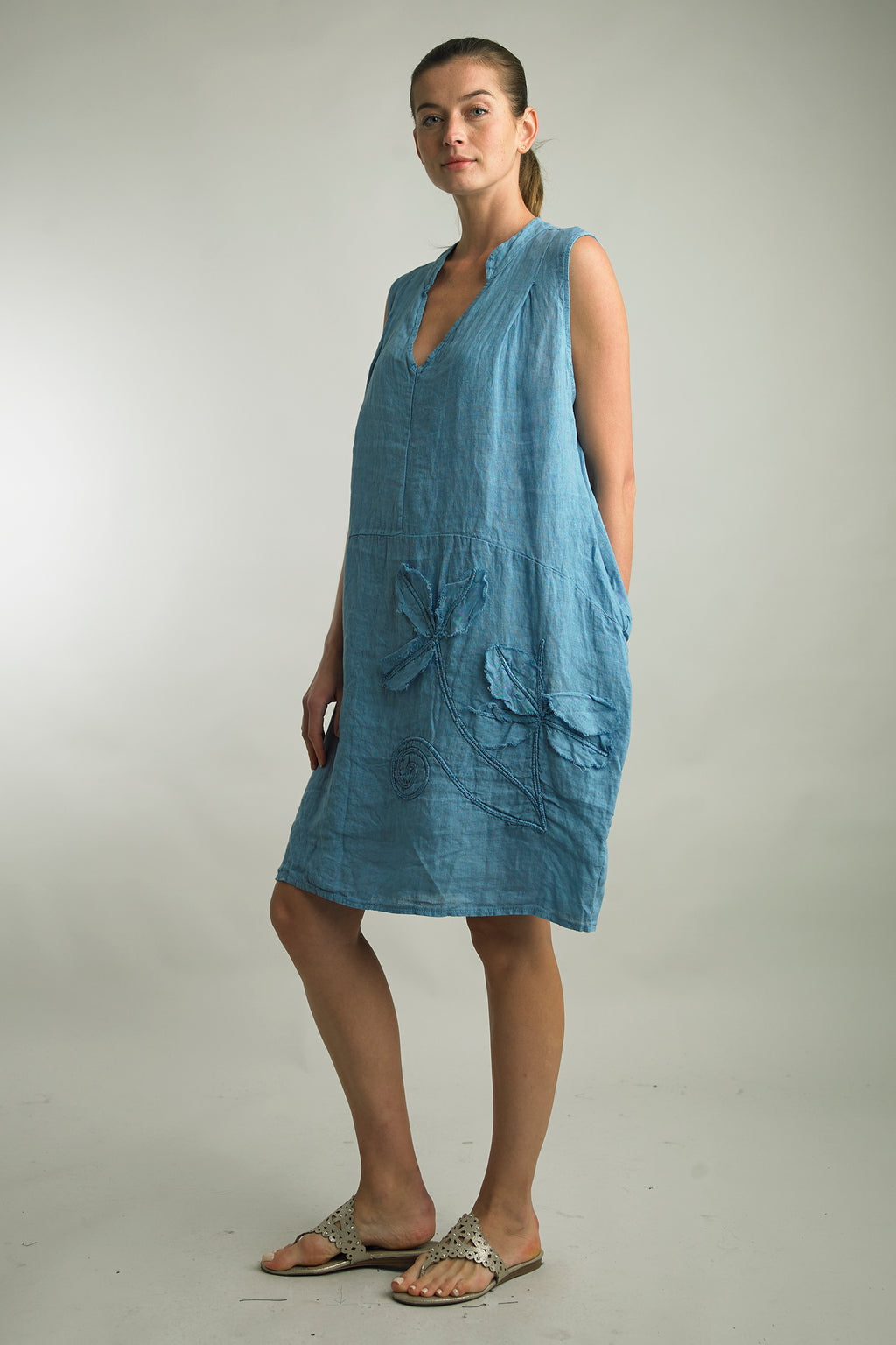 Tempo Paris Slora Linen Dress – Sleeveless V-neck with embroidered floral detail in the color Denim