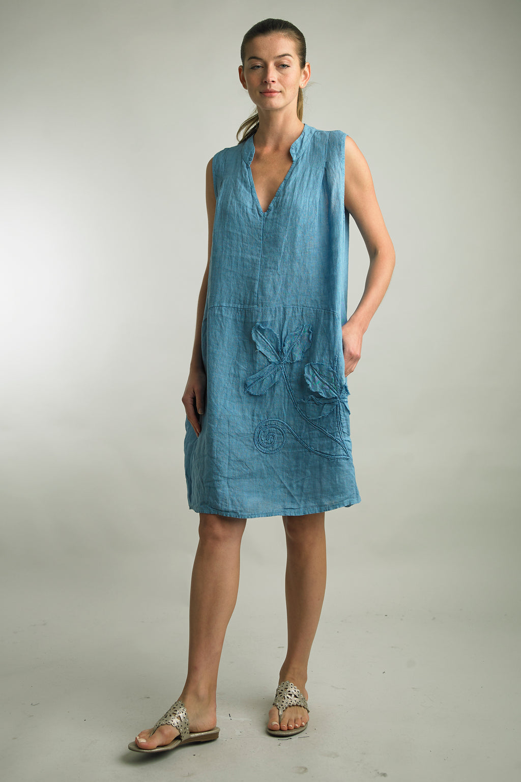 Tempo Paris Slora Linen Dress – Sleeveless V-neck with embroidered floral detail in the color Denim